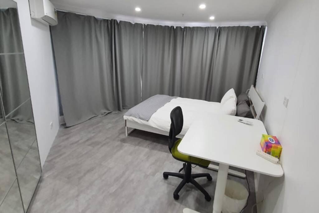 Dana-Spacious Private Room In Shared 2-Bedroom Apartment-1 Canberra Extérieur photo