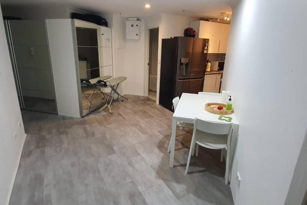 Dana-Spacious Private Room In Shared 2-Bedroom Apartment-1 Canberra Extérieur photo